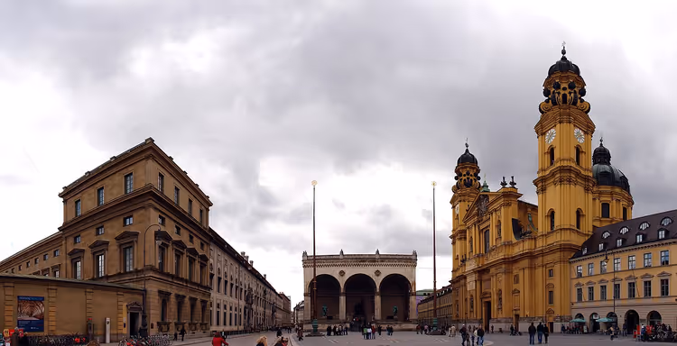 Panorama van de Odeonsplatz met de Feldherrnhalle en kerk