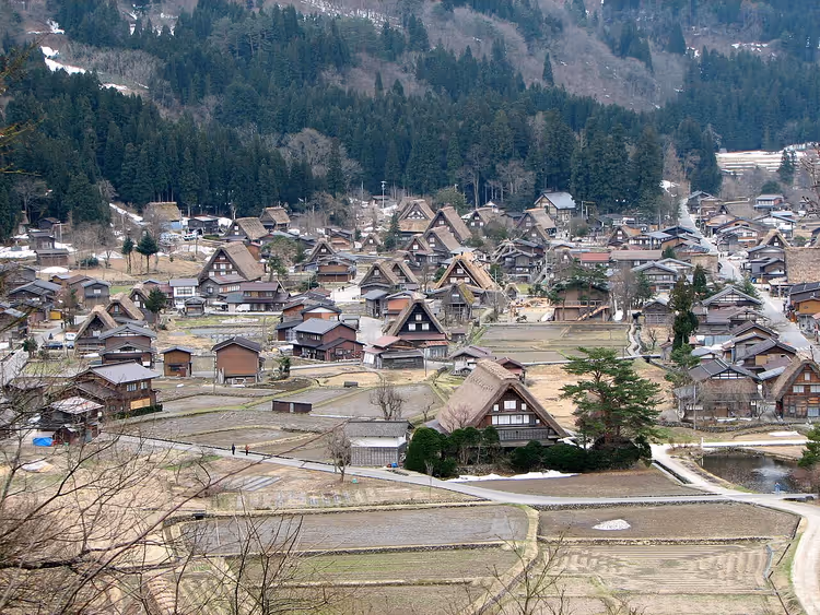Shirakawa-go'daki gassho-zukuri evleri