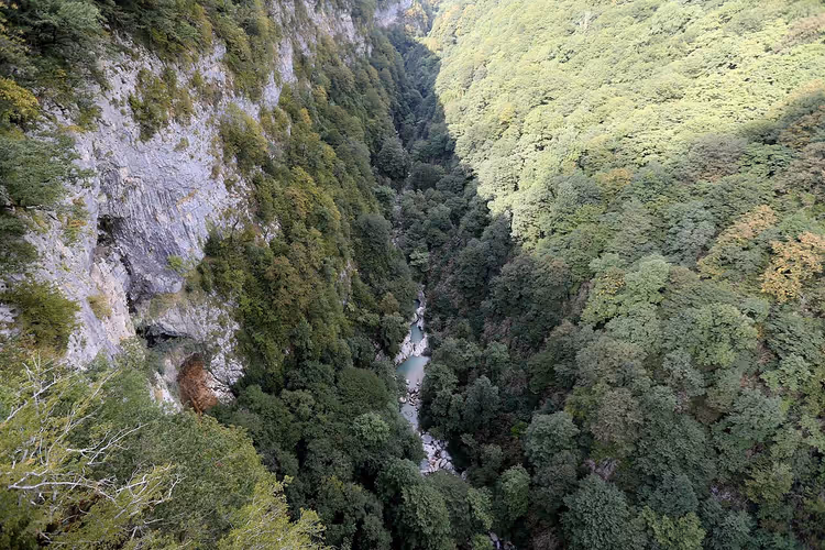 Canyon di Okatse con pendii verdi
