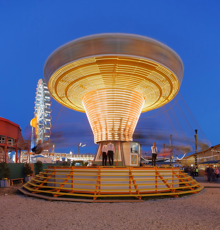 Kettingcarrousel en reuzenrad op de Wiesn in de avond