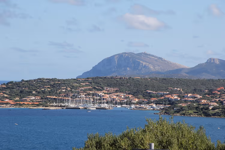 Marina ve dağlarla Porto Rotondo panoraması