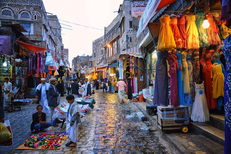 Alter Markt in Sanaa mit Ständen und Menschen