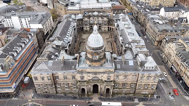 Flyfoto av Old College, University of Edinburgh, med kuppelen