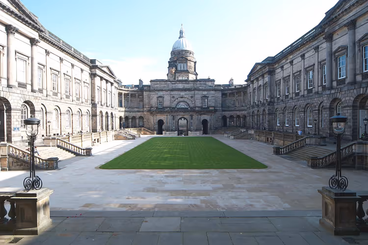Gårdsplassen ved Old College, University of Edinburgh, med kuppelen