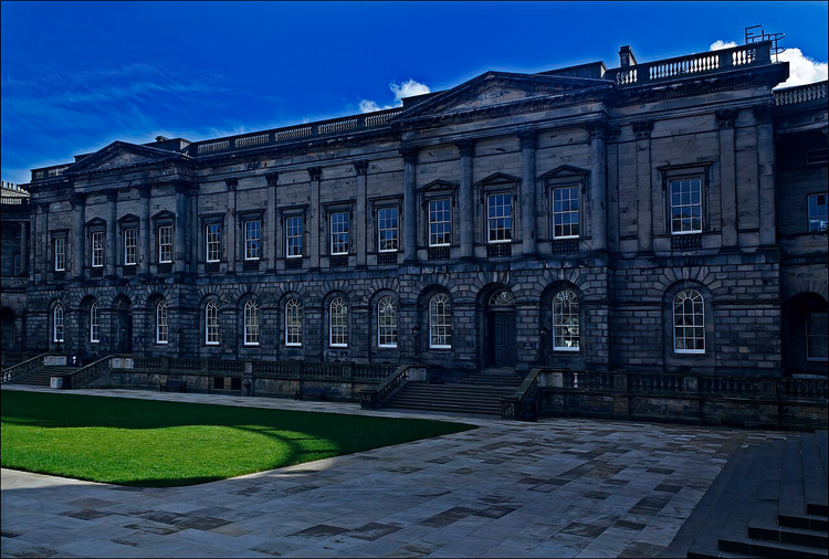 Der Innenhof des Old College in Edinburgh an einem sonnigen Tag