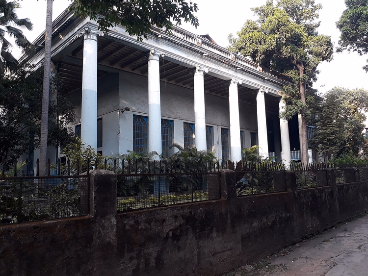 Colonnade van een oude kerk achter een hek in Kolkata