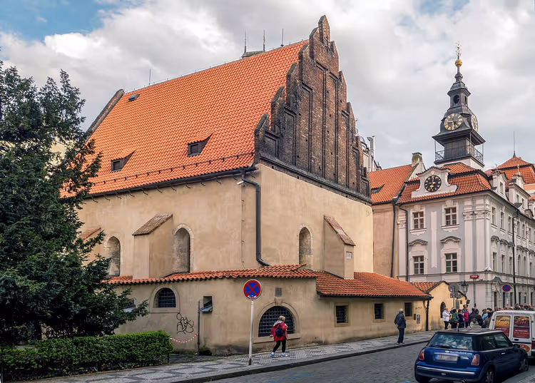 Oude Nieuwe Synagoge met bakstenen voorgevel en rood dak in Praag