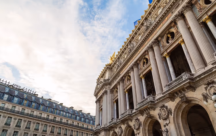 Sütunlar ve heykellerle Palais Garnier cephesi