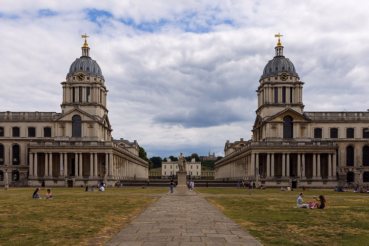 Greenwich'teki kolejin kubbeleri ve sütunlu galerileri