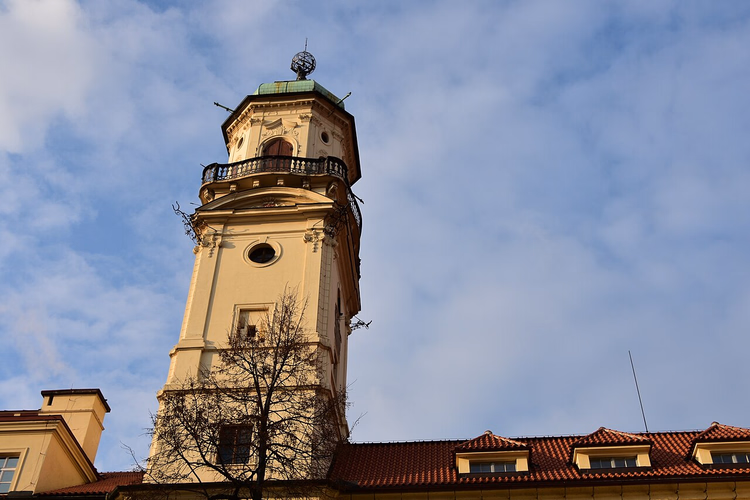 Astronomische toren van het Clementinum tegen een bewolkte lucht