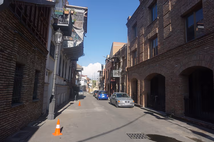 Schmale Gasse in der Altstadt von Tiflis mit Holzbalkonen