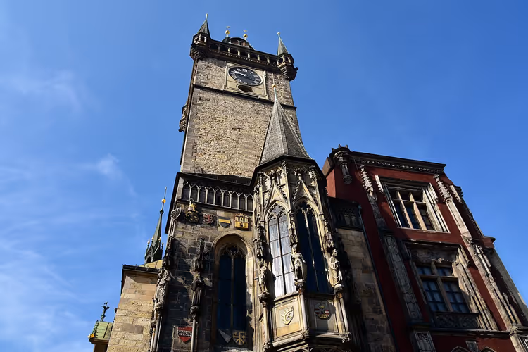 Gotischer Turm des Altstädter Rathauses mit Uhr