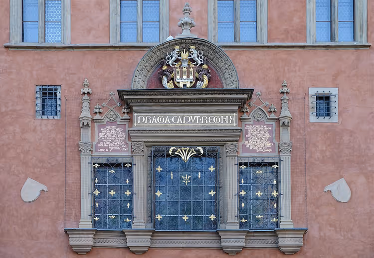 Renaissancevenster met een wapenschild op de gevel van het Oude Stadhuis