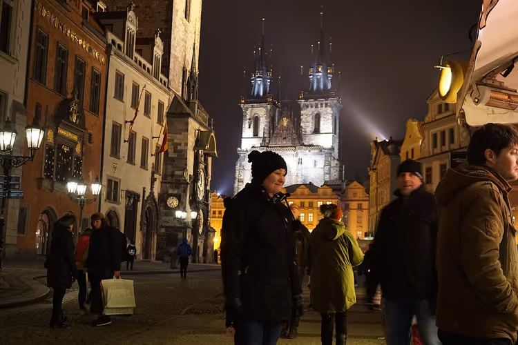 Oudestadsplein in Praag bij nacht met de Onze-Lieve-Vrouw-voor-Týnkerk