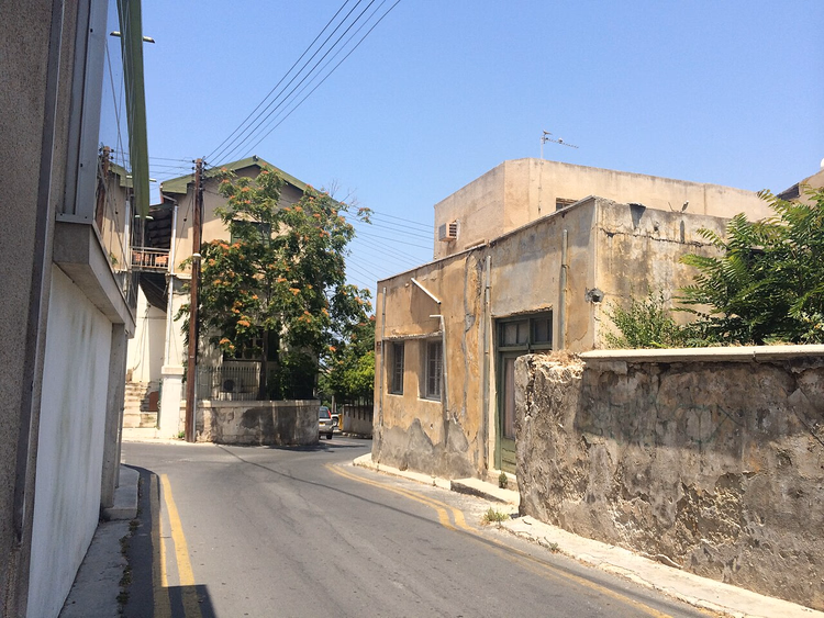 Schmale Gasse in der Altstadt von Paphos