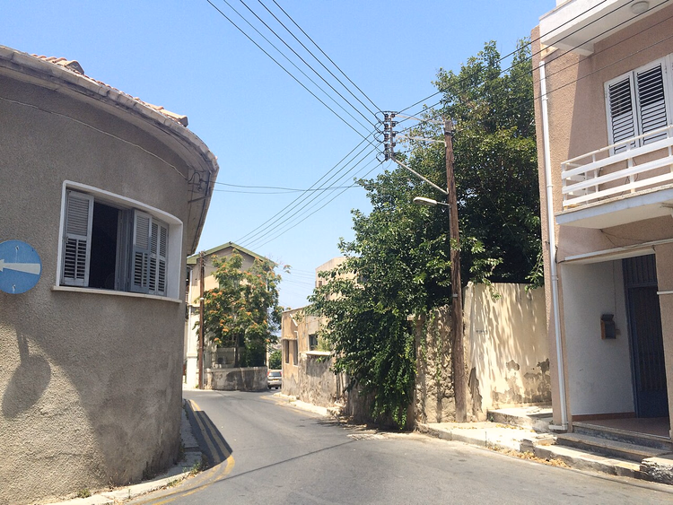 Straat in de oude binnenstad van Paphos op een zomerdag