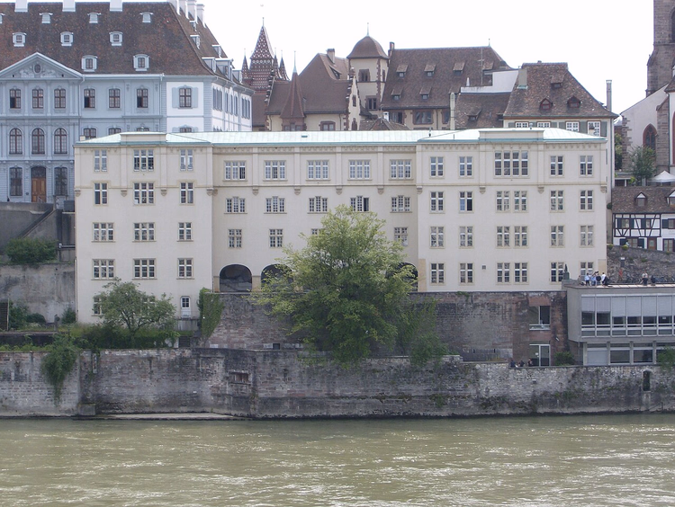 Altstadt von Basel über den Ufern des Rheins