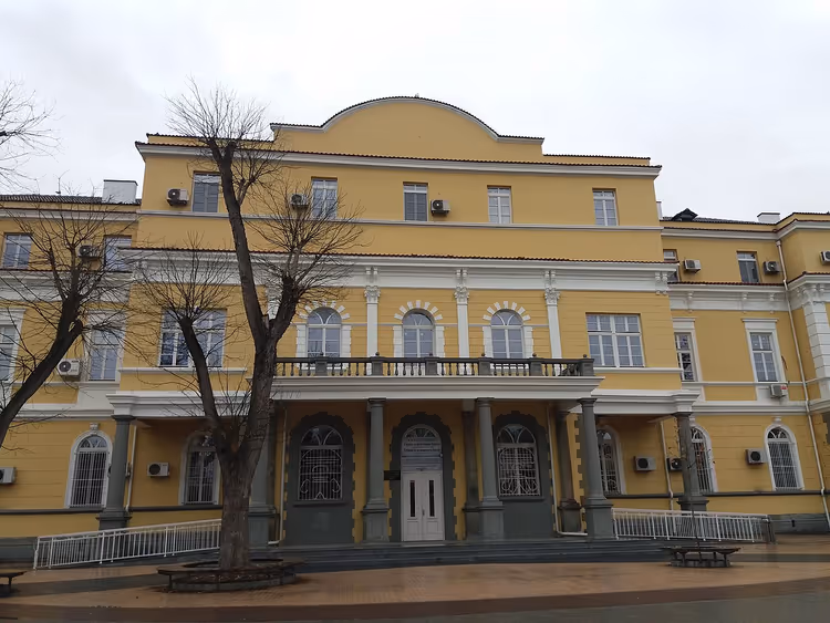 Жёлтое неоклассическое здание старого суда Бургаса