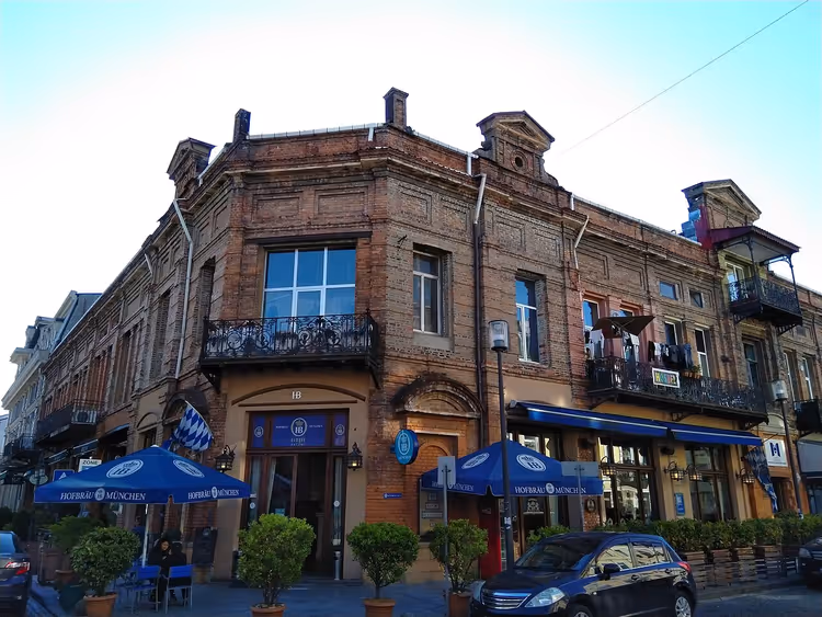 Ecke eines Altbaus mit einem Café in Batumi
