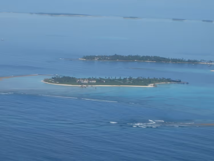 Laamu Atolü'ndeki tropikal adaların havadan görünümü