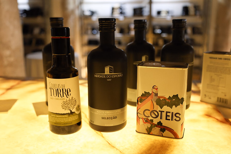 Flasker og en boks med portugisisk olivenolje