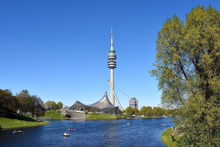 Olympische toren en meer met bootjes