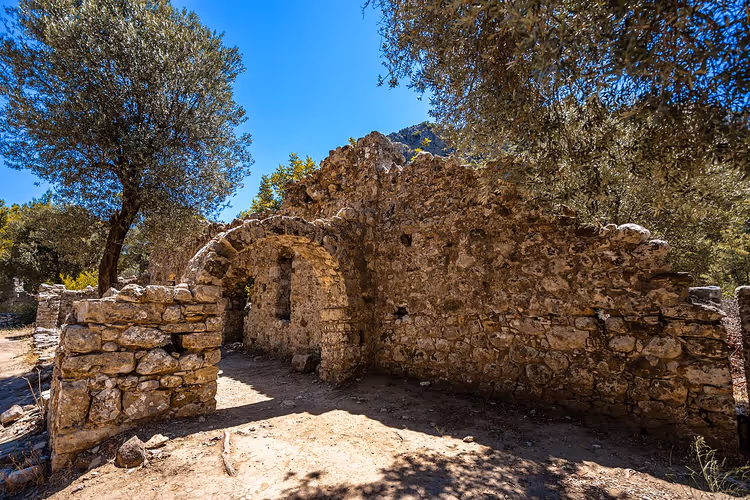 Antike Ruinen von Olympos im Grünen