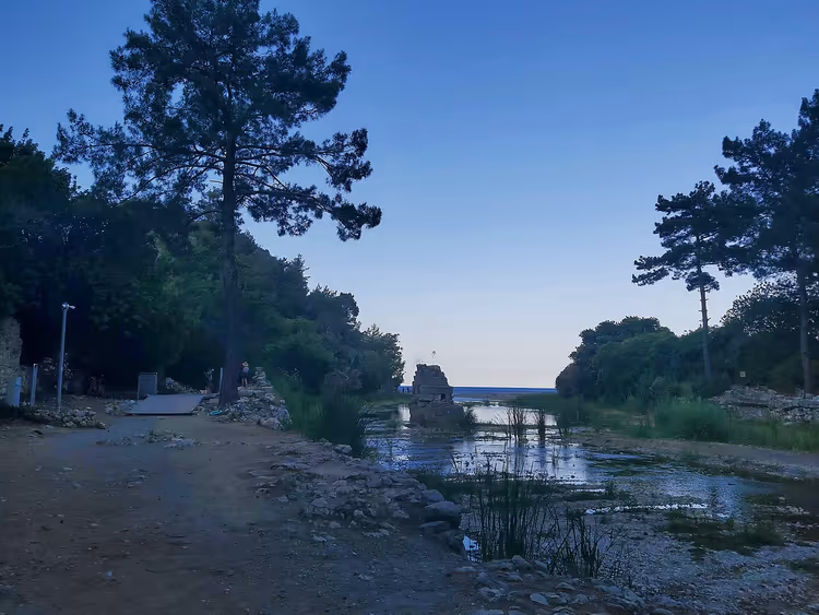 Ruínas antigas de Olympos em meio a uma floresta densa