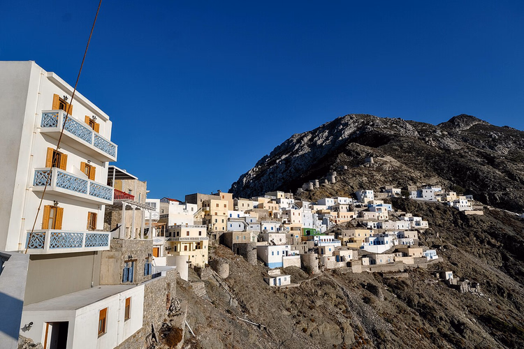 Karpathos yamacında Olympos'un beyaz evleri