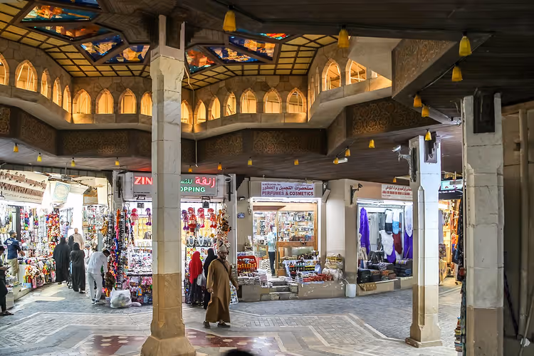 Mutrah Souq: arcades, winkels en winkelend publiek
