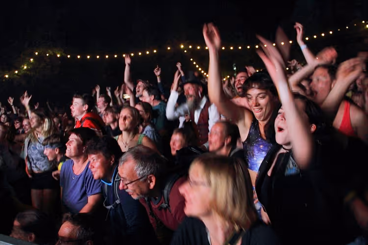 Gece müzik festivalinde kalabalık