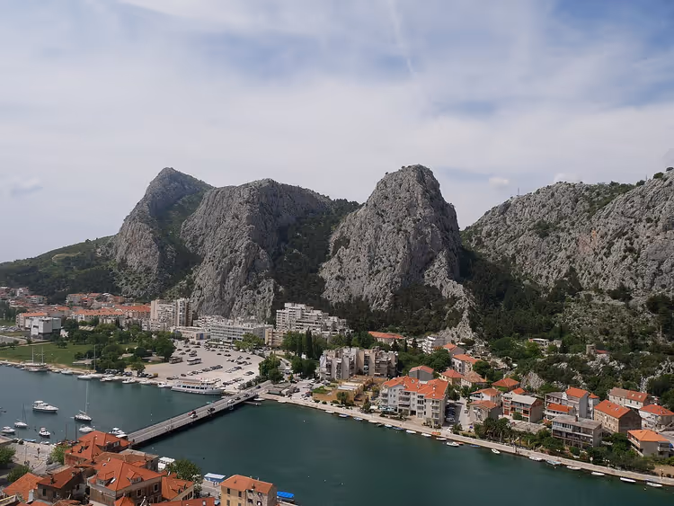 Omiš, brug over de Cetina en rotsachtige bergen