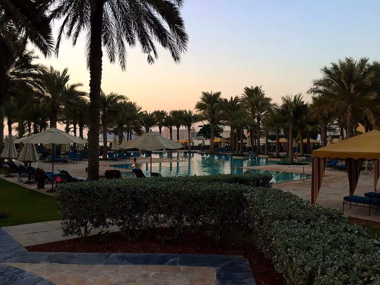 Zwembad van One&Only Royal Mirage resort in de schemering
