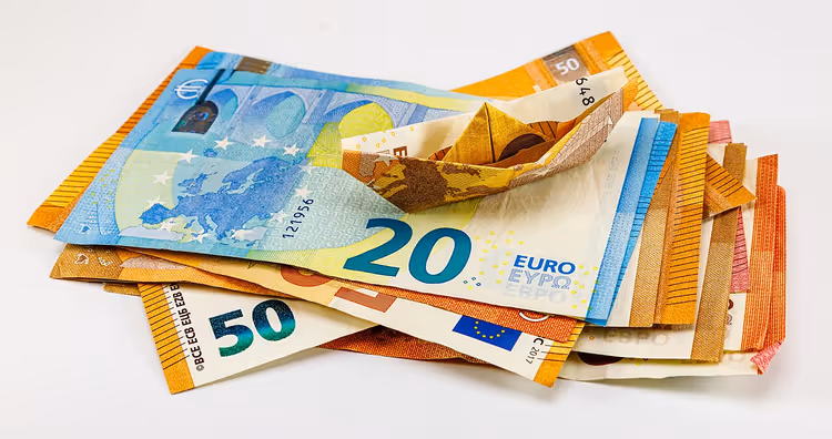 Stapel aus 20- und 50-Euro-Scheinen