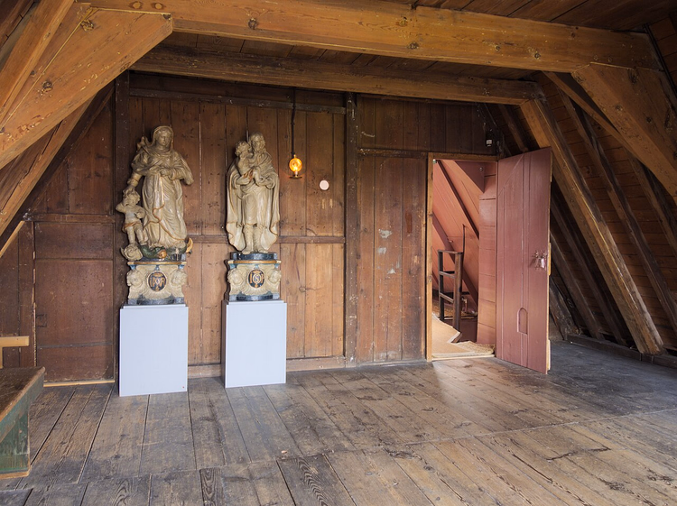 Soffitta lignea del museo con statue di santi