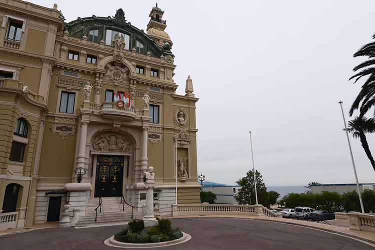 Fasaden til Monte Carlo-operaen med kuppel, skulpturer og palmer
