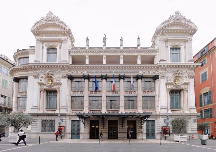 Fassade der Oper von Nizza in der Abenddämmerung