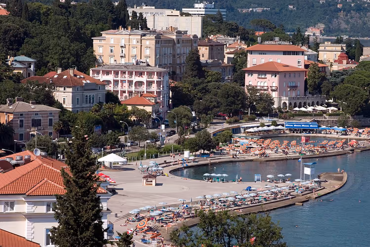 Панорама Опатии с морем и пляжем