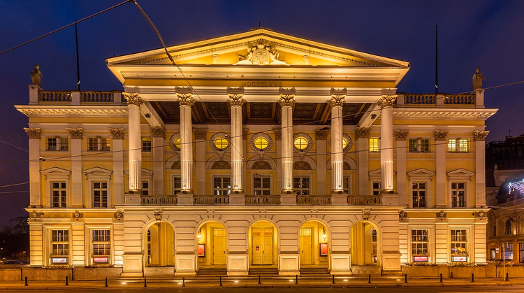 Fasaden til Wrocław-operaen med kolonnade i nattbelysning