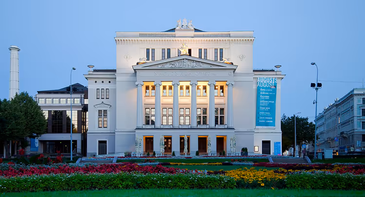 Lettische Nationaloper an einem Winterabend