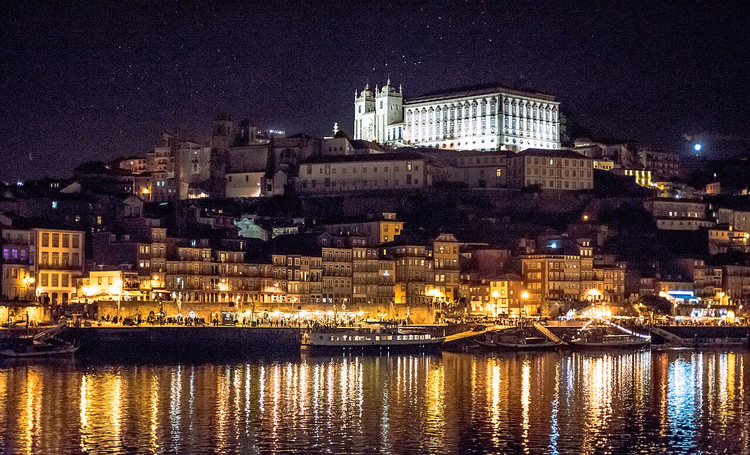 Nachtansicht der Ribeira-Uferpromenade in Porto von Vila Nova de Gaia aus