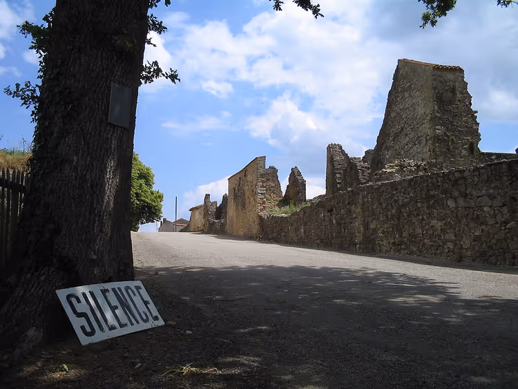 SILENCE tabelalı Oradour-sur-Glane köyünün kalıntıları