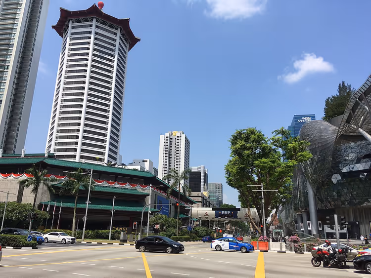 Orchard Road Kreuzung mit Einkaufszentren und Wolkenkratzern