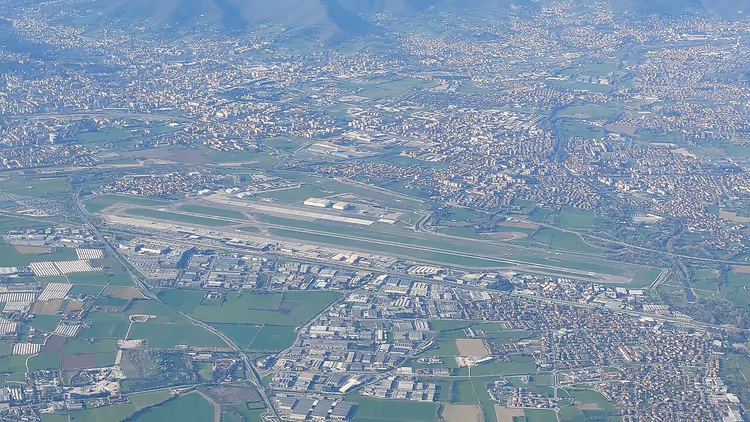 Luftaufnahme des Flughafens Bergamo Orio al Serio
