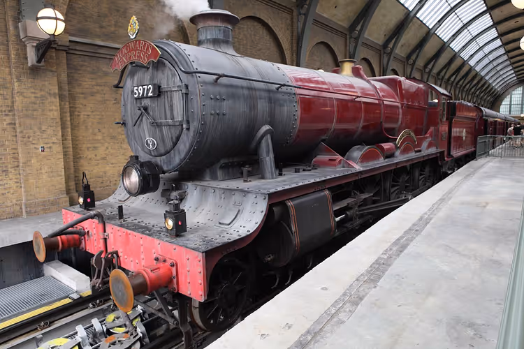 King's Cross istasyonunda kırmızı Hogwarts Express buharlı lokomotifi