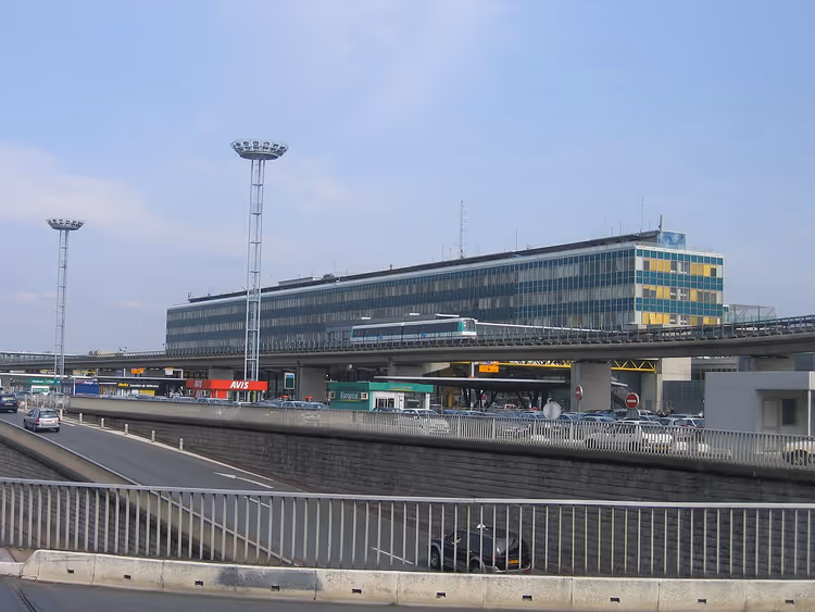 Orly Havalimanı terminali ve Orlyval treni