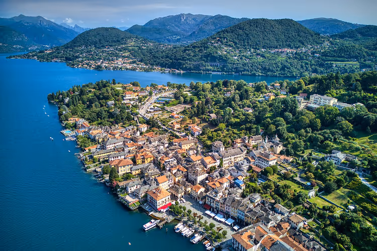 Panorama van Orta San Giulio aan het Ortameer