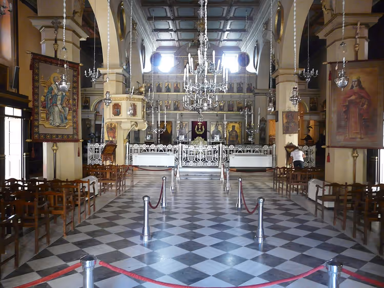 interieur van een orthodoxe kathedraal met iconostase en kroonluchter