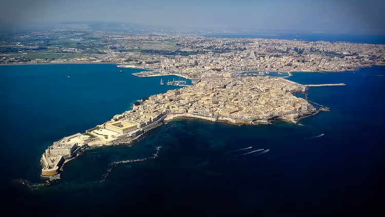 Luchtfoto van het eiland Ortygia in Syracuse