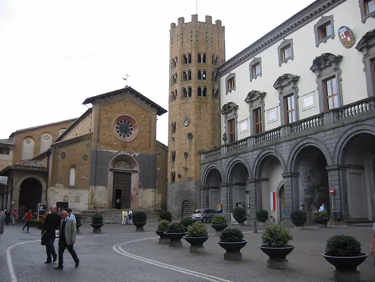 Place à Orvieto avec une église et une tour